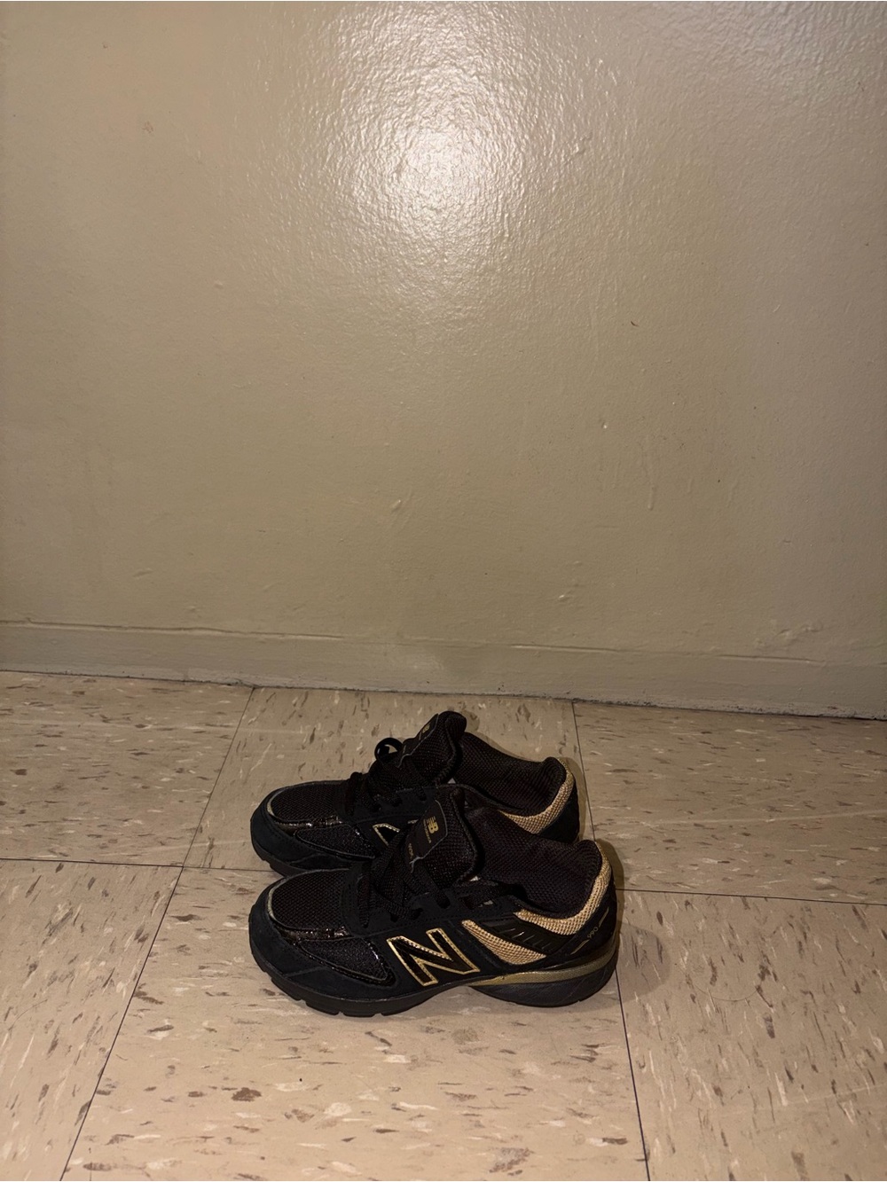 New Balance Kids Black and Gold Sneakers New Balance 990v5